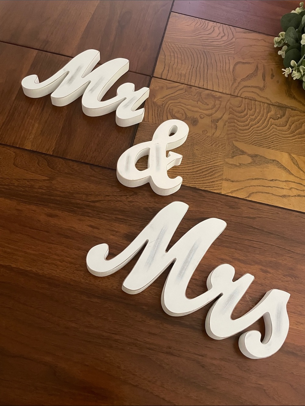 Hobby Lobby White 'Mr & Mrs' Wooden Script Signs N61